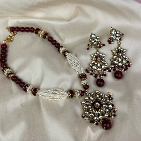 Indian Bollywood Kundan Gold & Pearl Beaded Jewelry Set - Picture 2 of 2